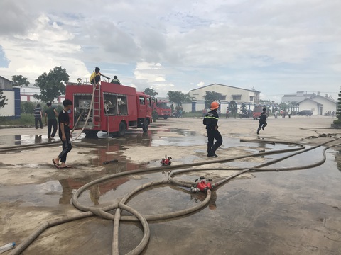 Hai xưởng may khoảng 10.000 m2 Công ty May Nhà Bè - Sóc Trăng bị lửa thiêu rụi - Ảnh 3. Hai xưởng may khoảng 10.000 m2 Công ty May Nhà Bè - Sóc Trăng bị lửa thiêu rụi - Ảnh 3.