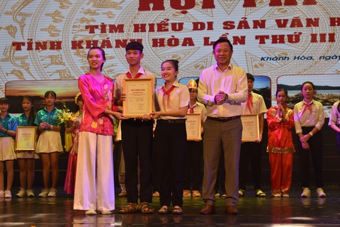 Học sinh hò bá trạo, hô bài chòi tái hiện câu chuyện về di sản văn hóa - Ảnh 5. Học sinh hò bá trạo, hô bài chòi tái hiện câu chuyện về di sản văn hóa - Ảnh 5.