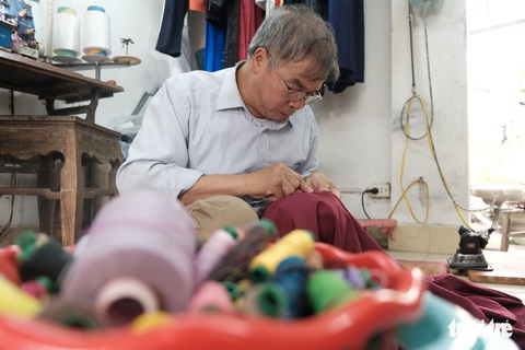 Tỉ mỉ từng mũi khâu ở làng đàn ông may áo dài - Ảnh 1. Tỉ mỉ từng mũi khâu ở làng đàn ông may áo dài - Ảnh 1.