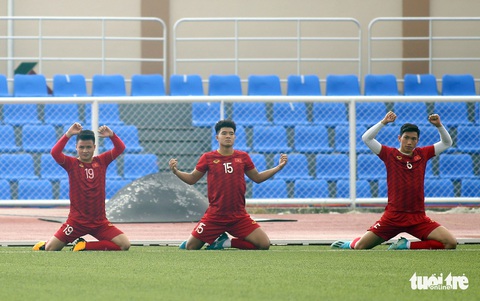 U22 Việt Nam tập làm quen sân Binan chờ đấu U22 Brunei - Ảnh 2. U22 Việt Nam tập làm quen sân Binan chờ đấu U22 Brunei - Ảnh 2.