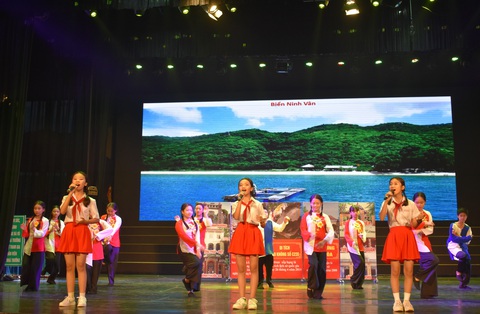 Học sinh hò bá trạo, hô bài chòi tái hiện câu chuyện về di sản văn hóa - Ảnh 2. Học sinh hò bá trạo, hô bài chòi tái hiện câu chuyện về di sản văn hóa - Ảnh 2.