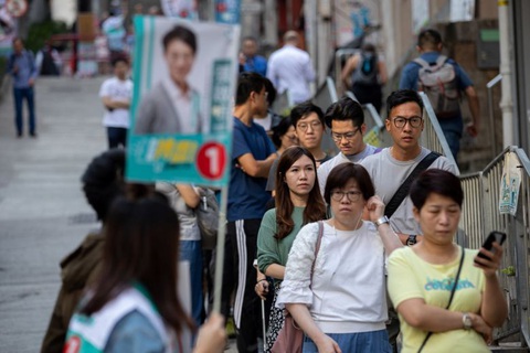 Cử tri Hong Kong đi bầu đông kỷ lục, dự báo kết quả bất ngờ - Ảnh 1. Cử tri Hong Kong đi bầu đông kỷ lục, dự báo kết quả bất ngờ - Ảnh 1.