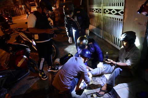 Biệt đội cứu hộ SOS miễn phí trong đêm - Ảnh 7. Biệt đội cứu hộ SOS miễn phí trong đêm - Ảnh 7.