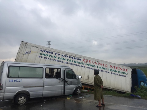 Tông với xe khách, xe container lao xuống ruộng, một nhà sư tử nạn - Ảnh 3. Tông với xe khách, xe container lao xuống ruộng, một nhà sư tử nạn - Ảnh 3.