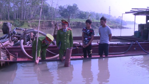 Bắt giữ 2 tàu khai thác cát trái phép trên sông Chu - Ảnh 1. Bắt giữ 2 tàu khai thác cát trái phép trên sông Chu - Ảnh 1.