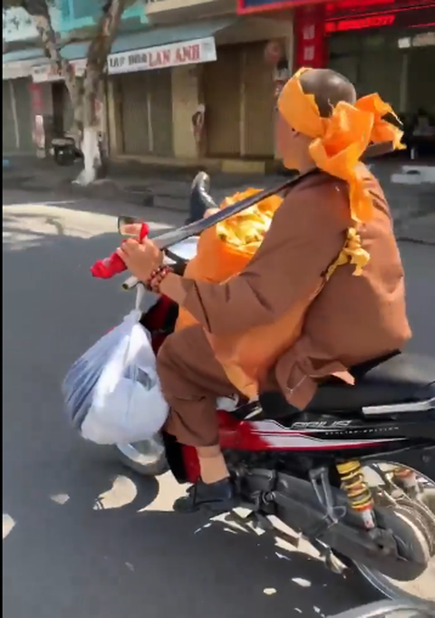 Đầu quấn khăn, tay rú ga, vai vác kiếm lái xe gầm rú trên đường - Ảnh 2. Đầu quấn khăn, tay rú ga, vai vác kiếm lái xe gầm rú trên đường - Ảnh 2.