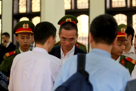 Phiên tòa đánh bạc ngàn tỉ: Hoãn phiên tòa vì ông Trương Minh Tuấn vắng mặt - Ảnh 2. Phiên tòa đánh bạc ngàn tỉ: Hoãn phiên tòa vì ông Trương Minh Tuấn vắng mặt - Ảnh 2.