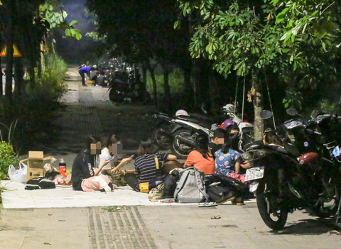 BBQ đêm vỉa hè ở khu đô thị Thủ Thiêm - Ảnh 6. BBQ đêm vỉa hè ở khu đô thị Thủ Thiêm - Ảnh 6.