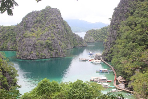 Leo núi để... tắm hồ giữa đảo Coron - Ảnh 1. Leo núi để... tắm hồ giữa đảo Coron - Ảnh 1.