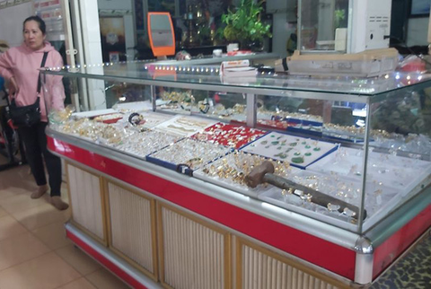 Táo tợn cầm búa xông vào tiệm đập kính, cướp vàng rồi tẩu thoát - Ảnh 1. Táo tợn cầm búa xông vào tiệm đập kính, cướp vàng rồi tẩu thoát - Ảnh 1.
