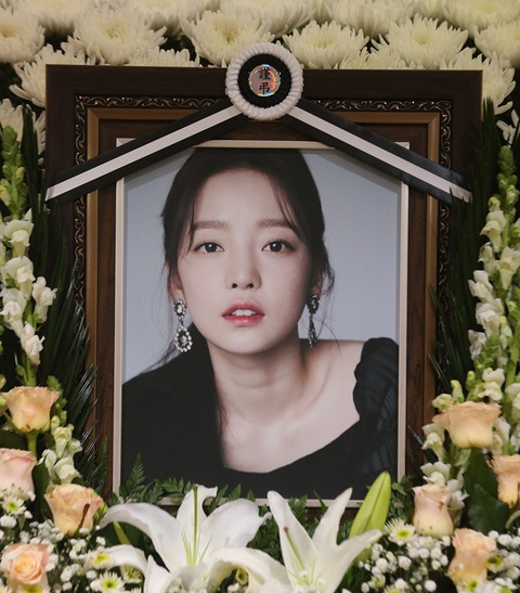 Showbiz Hàn 2020: Vẫn scandal, thiệt hại vì COVID-19 và chấn động những cái chết - Ảnh 10. Showbiz Hàn 2020: Vẫn scandal, thiệt hại vì COVID-19 và chấn động những cái chết - Ảnh 10.