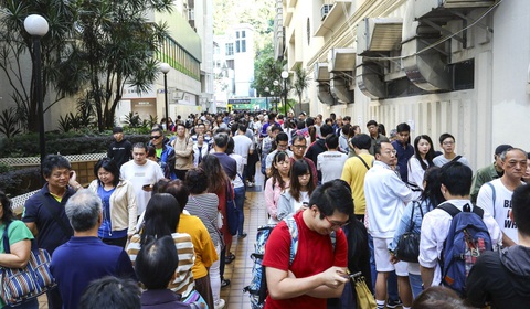 Bầu cử Hội đồng quận ở Hong Kong: phe ủng hộ Dân chủ thắng lớn - Ảnh 1. Bầu cử Hội đồng quận ở Hong Kong: phe ủng hộ Dân chủ thắng lớn - Ảnh 1.