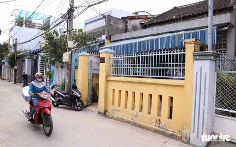 Chuyện lạ lùng: Phải ký hợp đồng vay tiền với ngân hàng để có việc làm - Ảnh 1. Chuyện lạ lùng: Phải ký hợp đồng vay tiền với ngân hàng để có việc làm - Ảnh 1.