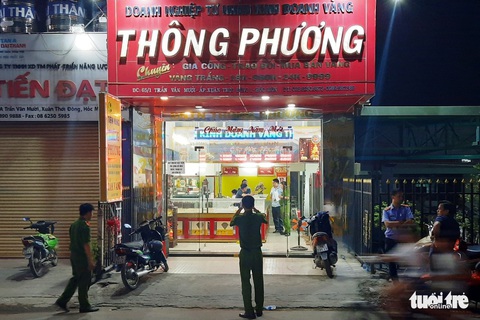 3 nghi can nổ súng cướp tiệm vàng ở Hóc Môn sa lưới - Ảnh 1. 3 nghi can nổ súng cướp tiệm vàng ở Hóc Môn sa lưới - Ảnh 1.