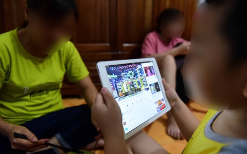 Cha mẹ nên hướng dẫn con cách sử dụng Internet - Ảnh 1. Cha mẹ nên hướng dẫn con cách sử dụng Internet - Ảnh 1.