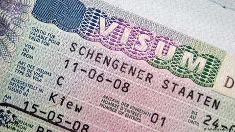 Siết chặt việc cấp visa đi châu Âu sau vụ 39 thi thể trong container? - Ảnh 1. Siết chặt việc cấp visa đi châu Âu sau vụ 39 thi thể trong container? - Ảnh 1.