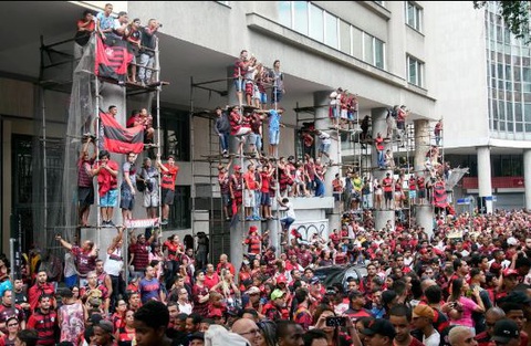Quang cảnh như chiến trường khi Flamengo trở về sau chiến thắng ở Copa Libertadores - Ảnh 2. Quang cảnh như chiến trường khi Flamengo trở về sau chiến thắng ở Copa Libertadores - Ảnh 2.