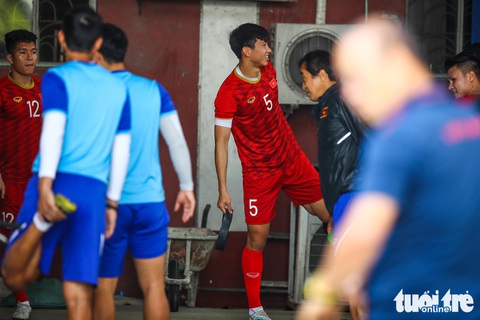 U22 Việt Nam khởi động ở sân bêtông vì Timor-Leste tập quá giờ - Ảnh 3. U22 Việt Nam khởi động ở sân bêtông vì Timor-Leste tập quá giờ - Ảnh 3.