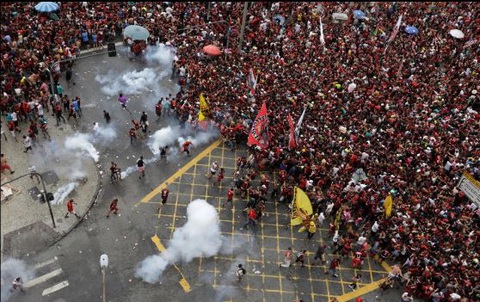 Quang cảnh như chiến trường khi Flamengo trở về sau chiến thắng ở Copa Libertadores - Ảnh 6. Quang cảnh như chiến trường khi Flamengo trở về sau chiến thắng ở Copa Libertadores - Ảnh 6.