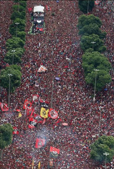 Quang cảnh như chiến trường khi Flamengo trở về sau chiến thắng ở Copa Libertadores - Ảnh 8. Quang cảnh như chiến trường khi Flamengo trở về sau chiến thắng ở Copa Libertadores - Ảnh 8.