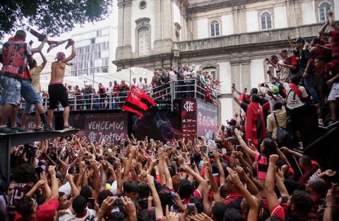 Quang cảnh như chiến trường khi Flamengo trở về sau chiến thắng ở Copa Libertadores - Ảnh 1. Quang cảnh như chiến trường khi Flamengo trở về sau chiến thắng ở Copa Libertadores - Ảnh 1.