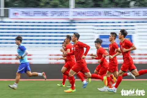 U22 Việt Nam khởi động ở sân bêtông vì Timor-Leste tập quá giờ - Ảnh 9. U22 Việt Nam khởi động ở sân bêtông vì Timor-Leste tập quá giờ - Ảnh 9.