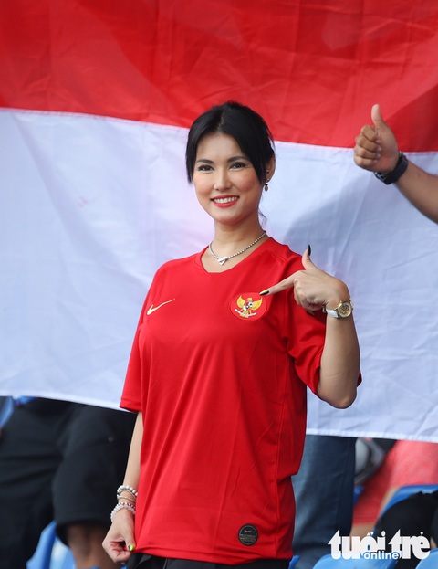 Maria Ozawa nóng bỏng trên khán đài trận đấu Thái Lan - Indonesia - Ảnh 2. Maria Ozawa nóng bỏng trên khán đài trận đấu Thái Lan - Indonesia - Ảnh 2.