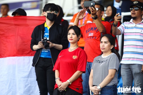 Maria Ozawa nóng bỏng trên khán đài trận đấu Thái Lan - Indonesia - Ảnh 5. Maria Ozawa nóng bỏng trên khán đài trận đấu Thái Lan - Indonesia - Ảnh 5.