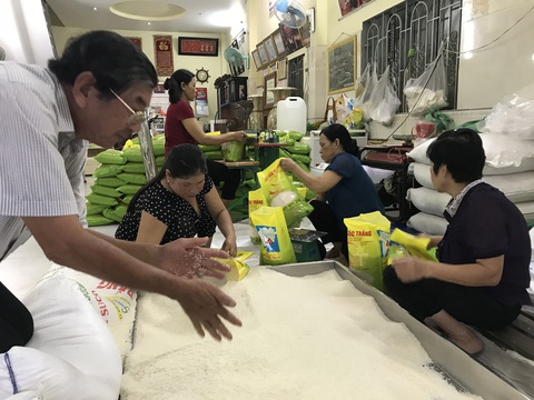 Gạo đội lốt gạo ngon nhất thế giới ST25 tràn ngập thị trường - Ảnh 1. Gạo đội lốt gạo ngon nhất thế giới ST25 tràn ngập thị trường - Ảnh 1.