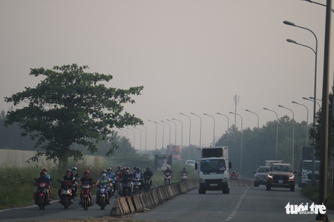 Sương mù trắng xóa bao phủ TP.HCM - Ảnh 4. Sương mù trắng xóa bao phủ TP.HCM - Ảnh 4.