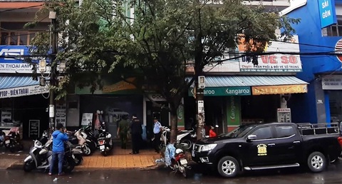 Dùng bao tay che camera, cạy máy ATM trộm tiền nhưng bất thành - Ảnh 1. Dùng bao tay che camera, cạy máy ATM trộm tiền nhưng bất thành - Ảnh 1.