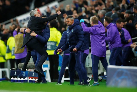 HLV Mourinho cảm ơn pha kiến tạo của cậu bé nhặt bóng giúp Tottenham gỡ hòa - Ảnh 1. HLV Mourinho cảm ơn pha kiến tạo của cậu bé nhặt bóng giúp Tottenham gỡ hòa - Ảnh 1.