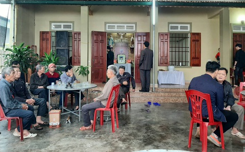 Hình ảnh 16 trong 39 thi hài người Việt tử nạn ở Anh về đến sân bay Nội Bài - Ảnh 5. Hình ảnh 16 trong 39 thi hài người Việt tử nạn ở Anh về đến sân bay Nội Bài - Ảnh 5.