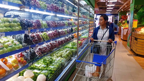 chị phượng (35 tuổi) đang chọn trái cây tại siêu thị co chị phượng (35 tuổi) đang chọn trái cây tại siêu thị co