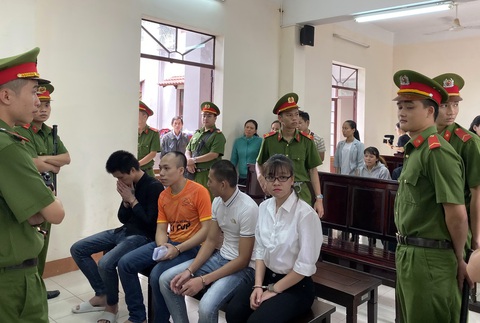 Vụ Alibaba: Tòa chiếu clip đập phá, tuyên Nguyễn Huỳnh Tú Trinh 4 năm 6 tháng tù - Ảnh 3. Vụ Alibaba: Tòa chiếu clip đập phá, tuyên Nguyễn Huỳnh Tú Trinh 4 năm 6 tháng tù - Ảnh 3.