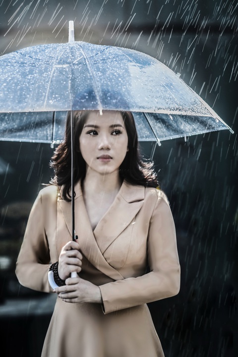 Thùy Chi lại gây thương nhớ bằng bản ballad ‘Dù mưa thôi rơi’ - Ảnh 3. Thùy Chi lại gây thương nhớ bằng bản ballad ‘Dù mưa thôi rơi’ - Ảnh 3.