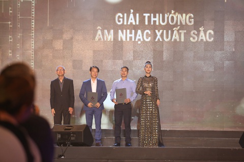 Song Lang đoạt Bông sen vàng, Trấn Thành đoạt giải Diễn viên chính xuất sắc - Ảnh 8. Song Lang đoạt Bông sen vàng, Trấn Thành đoạt giải Diễn viên chính xuất sắc - Ảnh 8.
