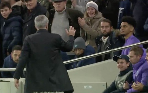 HLV Mourinho cảm ơn pha kiến tạo của cậu bé nhặt bóng giúp Tottenham gỡ hòa - Ảnh 2. HLV Mourinho cảm ơn pha kiến tạo của cậu bé nhặt bóng giúp Tottenham gỡ hòa - Ảnh 2.
