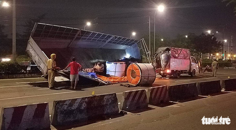 3 cuộn tôn hàng chục tấn rơi đè xe tải chờ đèn đỏ, hai vợ chồng thoát chết - Ảnh 1. 3 cuộn tôn hàng chục tấn rơi đè xe tải chờ đèn đỏ, hai vợ chồng thoát chết - Ảnh 1.