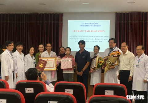 Cứu sống ca viêm cơ tim tối cấp, nhiều y bác sĩ được khen thưởng - Ảnh 1. Cứu sống ca viêm cơ tim tối cấp, nhiều y bác sĩ được khen thưởng - Ảnh 1.