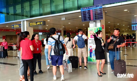 Vì sao ngưng phát thanh ở sân bay Tân Sơn Nhất khách nhỡ chuyến ít hơn? - Ảnh 1. Vì sao ngưng phát thanh ở sân bay Tân Sơn Nhất khách nhỡ chuyến ít hơn? - Ảnh 1.