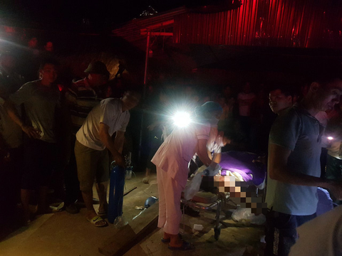 Xe tải trượt bánh, tông sập nhà tạm đè 2 mẹ con chết thảm - Ảnh 1. Xe tải trượt bánh, tông sập nhà tạm đè 2 mẹ con chết thảm - Ảnh 1.
