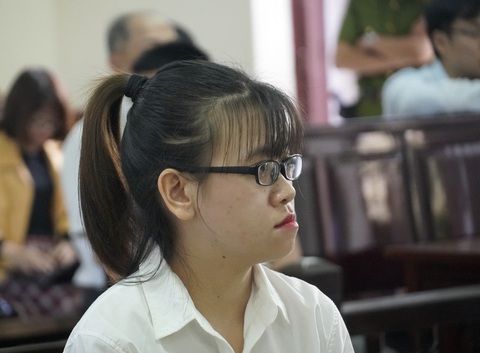 Tòa đang xét xử 4 nhân viên địa ốc Alibaba - Ảnh 3. Tòa đang xét xử 4 nhân viên địa ốc Alibaba - Ảnh 3.