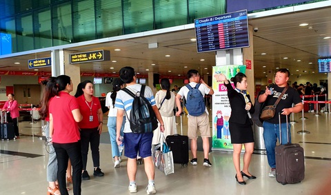 Tắt loa, Tân Sơn Nhất lắp thêm màn hình lớn song ngữ Việt - Anh - Ảnh 1. Tắt loa, Tân Sơn Nhất lắp thêm màn hình lớn song ngữ Việt - Anh - Ảnh 1.