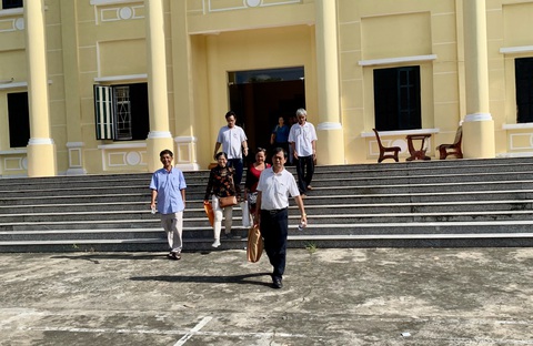 Đòi học bổng cựu sinh viên ĐH Tân Tạo bất thành, nguyên đơn bỏ về ngang - Ảnh 1. Đòi học bổng cựu sinh viên ĐH Tân Tạo bất thành, nguyên đơn bỏ về ngang - Ảnh 1.