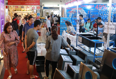 Hội chợ nội thất giảm giá kịch sàn, đón cao điểm Black Friday - Ảnh 1. Hội chợ nội thất giảm giá kịch sàn, đón cao điểm Black Friday - Ảnh 1.