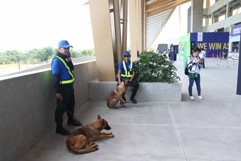 Tổ hợp thể thao tại New Clark City ngổn ngang trước ngày khai mạc SEA Games - Ảnh 3. Tổ hợp thể thao tại New Clark City ngổn ngang trước ngày khai mạc SEA Games - Ảnh 3.