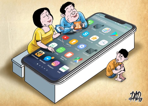 Trẻ bị bỏ rơi ngay trong nhà vì bố mẹ mải xem điện thoại, tivi - Ảnh 1. Trẻ bị bỏ rơi ngay trong nhà vì bố mẹ mải xem điện thoại, tivi - Ảnh 1.