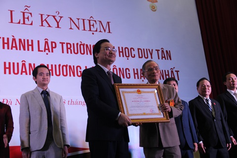 Trường đại học Duy Tân nhận Huân chương Lao động hạng Nhất - Ảnh 1. Trường đại học Duy Tân nhận Huân chương Lao động hạng Nhất - Ảnh 1.
