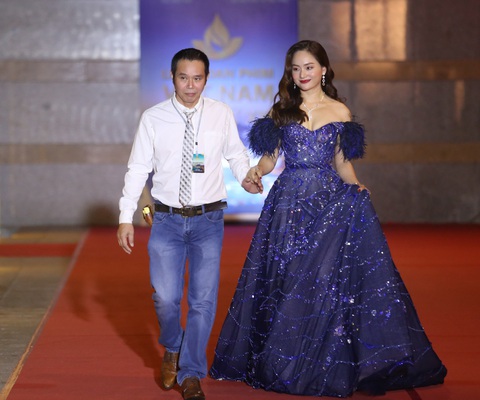 Ngô Thanh Vân, Liên Bỉnh Phát cùng dàn sao trên thảm đỏ Liên hoan phim Việt Nam - Ảnh 11. Ngô Thanh Vân, Liên Bỉnh Phát cùng dàn sao trên thảm đỏ Liên hoan phim Việt Nam - Ảnh 11.